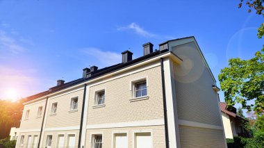 Yeni bir gelişme bölgesinde yeni bekar aile evleri. Modern görünüşlü konutlar. Yeni geliştirilmiş konutlarda teraslı aile evleri. Banliyödeki emlak piyasası..