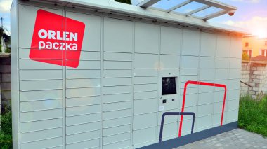 Varşova, Polonya. 6 Ağustos 2023. Paket toplama makinesi, teslimat servisi. Akıllı elektronik çelik kutu, otomatik posta kutuları. Logo işaretli Orlen Paczka paket makinesi. 