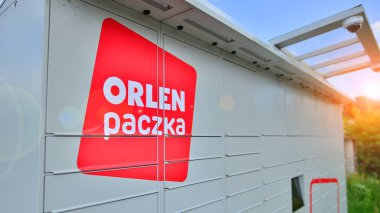 Varşova, Polonya. 6 Ağustos 2023. Paket toplama makinesi, teslimat servisi. Akıllı elektronik çelik kutu, otomatik posta kutuları. Logo işaretli Orlen Paczka paket makinesi. 
