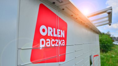 Varşova, Polonya. 6 Ağustos 2023. Paket toplama makinesi, teslimat servisi. Akıllı elektronik çelik kutu, otomatik posta kutuları. Logo işaretli Orlen Paczka paket makinesi. 