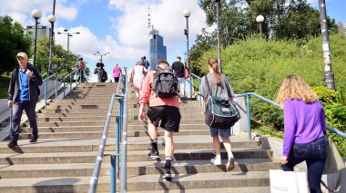 Varşova, Polonya. 9 Ağustos 2023. Patelnia Meydanı 'ndaki kalabalık. Varşova merkezindeki meydanın konuşma dili. Apartman sakinleri, turistler ve binaların olduğu bir şehir caddesi manzarası.