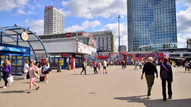 Varşova, Polonya. 9 Ağustos 2023. Patelnia Meydanı 'ndaki kalabalık. Varşova merkezindeki meydanın konuşma dili. Apartman sakinleri, turistler ve binaların olduğu bir şehir caddesi manzarası.