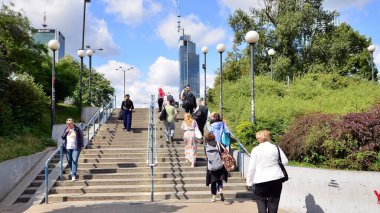 Varşova, Polonya. 9 Ağustos 2023. Patelnia Meydanı 'ndaki kalabalık. Varşova merkezindeki meydanın konuşma dili. Apartman sakinleri, turistler ve binaların olduğu bir şehir caddesi manzarası.