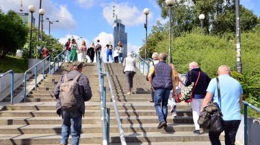 Varşova, Polonya. 9 Ağustos 2023. Patelnia Meydanı 'ndaki kalabalık. Varşova merkezindeki meydanın konuşma dili. Apartman sakinleri, turistler ve binaların olduğu bir şehir caddesi manzarası.