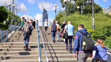 Varşova, Polonya. 9 Ağustos 2023. Patelnia Meydanı 'ndaki kalabalık. Varşova merkezindeki meydanın konuşma dili. Apartman sakinleri, turistler ve binaların olduğu bir şehir caddesi manzarası.