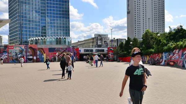 波兰华沙 2023年8月9日 Patelnia广场上的人群华沙市中心广场的俗称 有居民 游客和建筑物的城市街道景观 — 图库照片