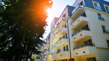 Dairesi olan düşük enerjili evler. Ekolojik ve sürdürülebilir yeşil konut binaları olan yerleşim alanı. 