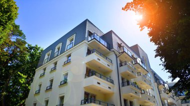 Dairesi olan düşük enerjili evler. Ekolojik ve sürdürülebilir yeşil konut binaları olan yerleşim alanı. 