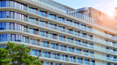 Modern, güzel, lüks otel binası. Çevre mimarisi. Yeşil ağaç ve bina. Doğanın ve modernliğin ahengi. 