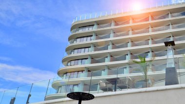 Modern güzel lüks otel binası.