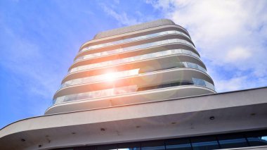 Modern güzel lüks otel binası.