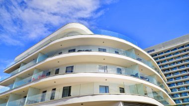 Lüks modern apartman kompleksi.