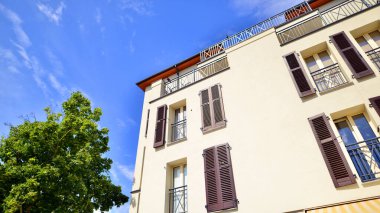 Dairesi olan düşük enerjili evler. Ekolojik ve sürdürülebilir yeşil konut binaları olan yerleşim alanı. 