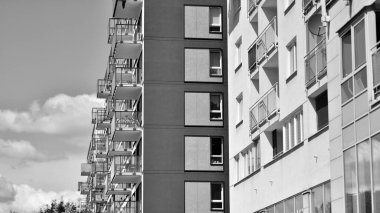 Güneşli bir günde modern apartman binası. Dış görünüş, ev cephesi. Siyah ve beyaz.