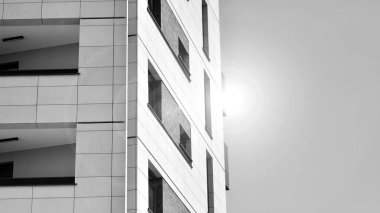 Güneşli bir günde modern apartman binası. Dış görünüş, ev cephesi. Siyah ve beyaz.