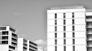 Güneşli bir günde modern apartman binası. Dış görünüş, ev cephesi. Siyah ve beyaz.