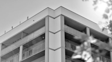 Güneşli bir günde modern apartman binası. Dış görünüş, ev cephesi. Siyah ve beyaz.