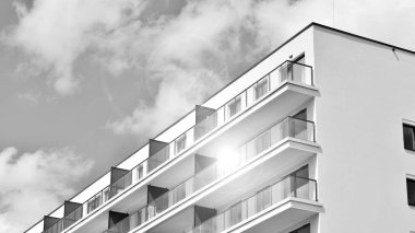 Güneşli bir günde modern apartman binası. Dış görünüş, ev cephesi. Siyah ve beyaz.