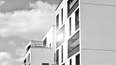 Güneşli bir günde modern apartman binası. Dış görünüş, ev cephesi. Siyah ve beyaz.