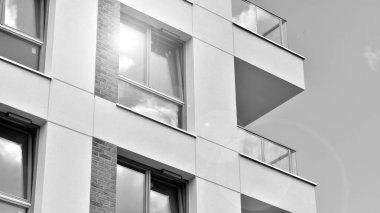 Güneşli bir günde modern apartman binası. Dış görünüş, ev cephesi. Siyah ve beyaz.