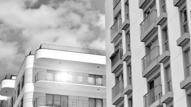 Güneşli bir günde modern apartman binası. Dış görünüş, ev cephesi. Siyah ve beyaz.