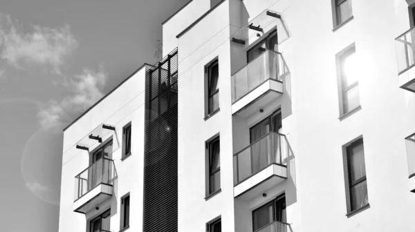 Moderno Edificio Apartamentos Día Soleado Exterior Fachada Casa Residencial Blanco — Foto de Stock