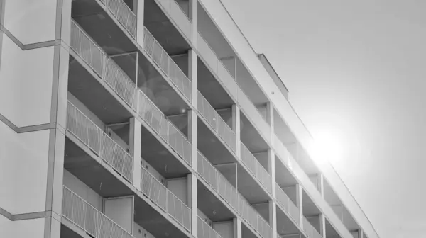 Modern Appartementencomplex Zonnige Dag Exterieur Residentie Gevel Zwart Wit — Stockfoto