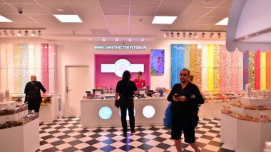 Swinoujscie, Polonya. 15 Ağustos 2023. Şeker Fabrikası Mağazasının İçinde.