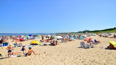 Swinoujscie, Polonya. 15 Ağustos 2023. İnsanlar Kullanım Adası 'ndaki Baltık Denizi' nin kalabalık sahillerinde dinleniyor.