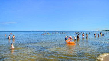 Swinoujscie, Polonya. 15 Ağustos 2023. Baltık Denizi 'ndeki tatil döneminde sahildeki insanlar..