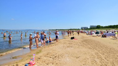 Swinoujscie, Polonya. 15 Ağustos 2023. İnsanlar Kullanım Adası 'ndaki Baltık Denizi' nin kalabalık sahillerinde dinleniyor.