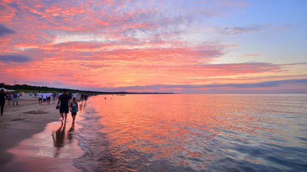 Swinoujscie Polonia Agosto 2023 Gente Por Noche Playa Del Mar — Foto de Stock