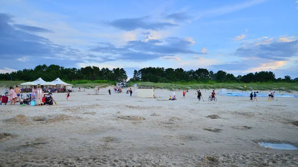 Swinoujscie Polonia Agosto 2023 Gente Por Noche Playa Del Mar — Foto de Stock