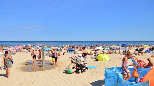 Swinemünde Polen August 2023 Menschen Entspannen Sich Überfüllten Ostseestrand Auf — Stockfoto