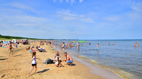 Swinoujscie Polen Augustus 2023 Mensen Ontspannen Het Drukke Strand Van — Stockfoto