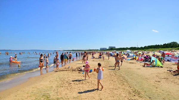 Свиноуйске Польша Августа 2023 Года Люди Отдыхают Переполненном Пляже Балтийского — стоковое фото