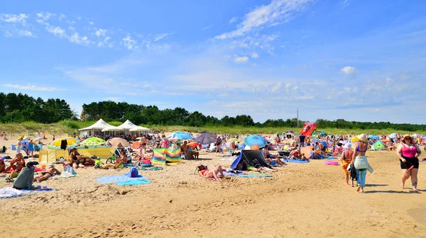 Свиноуйске Польша Августа 2023 Года Люди Отдыхают Переполненном Пляже Балтийского — стоковое фото