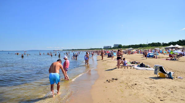 Swinoujscie Polen Augustus 2023 Mensen Ontspannen Het Drukke Strand Van — Stockfoto