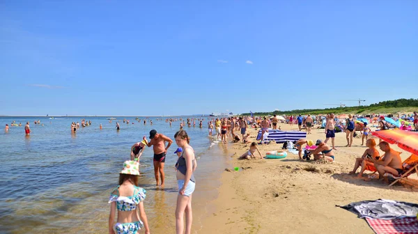 Swinoujscie Polonia Agosto 2023 Gente Relaja Abarrotada Playa Del Mar — Foto de Stock