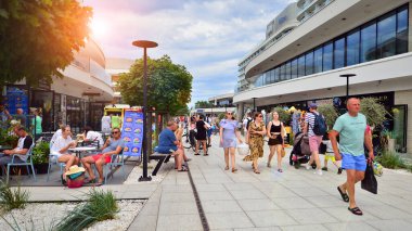 Swinoujscie, Polonya. 15 Ağustos 2023. Polonya Baltık Denizi kıyısındaki popüler sahil gezisi. Turistler gezinti güvertesi boyunca yürür.