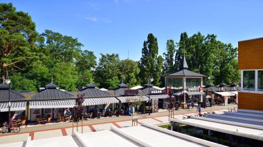 Swinoujscie, Polonya. 15 Ağustos 2023. Swinoujscie Caddesi. Baltık Denizi 'nde bir şehir ve liman