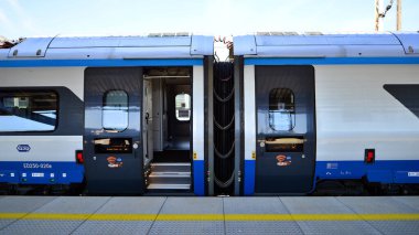 Varşova, Polonya. 5 Eylül 2023. PKP Şehir Arası Polonyalı tren vagonu öğleden sonra kalkmak için istasyonda bekliyor. PKP şehirlerarası Pendolino treni.