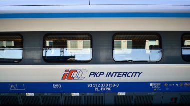 Varşova, Polonya. 5 Eylül 2023. PKP Şehir Arası Polonyalı tren vagonu öğleden sonra kalkmak için istasyonda bekliyor. PKP şehirlerarası Pendolino treni.