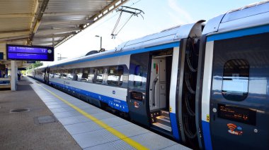 Varşova, Polonya. 5 Eylül 2023. PKP Şehir Arası Polonyalı tren vagonu öğleden sonra kalkmak için istasyonda bekliyor. PKP şehirlerarası Pendolino treni.