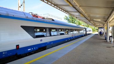 Varşova, Polonya. 5 Eylül 2023. PKP Şehir Arası Polonyalı tren vagonu öğleden sonra kalkmak için istasyonda bekliyor. PKP şehirlerarası Pendolino treni.