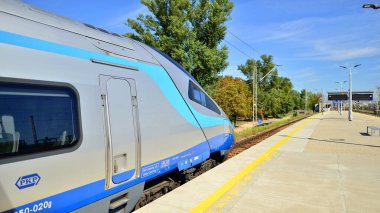 Varşova, Polonya. 5 Eylül 2023. PKP Şehir Arası Polonyalı tren vagonu öğleden sonra kalkmak için istasyonda bekliyor. PKP şehirlerarası Pendolino treni.