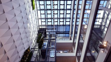 Szczecin, Polonya. 7 Eylül 2023. Urzad Marszalkowski modern ofis binasının lobisi ve cam çatısı..