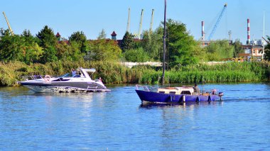 Szczecin, Polonya. 7 Eylül 2023. Manzara ve Chrobry Bulvarı 'ndan Odra Nehri' ne giden gemiler.. 