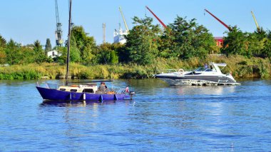 Szczecin, Polonya. 7 Eylül 2023. Manzara ve Chrobry Bulvarı 'ndan Odra Nehri' ne giden gemiler.. 