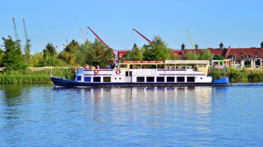 Szczecin, Polonya. 7 Eylül 2023. Manzara ve Chrobry Bulvarı 'ndan Odra Nehri' ne giden gemiler.. 